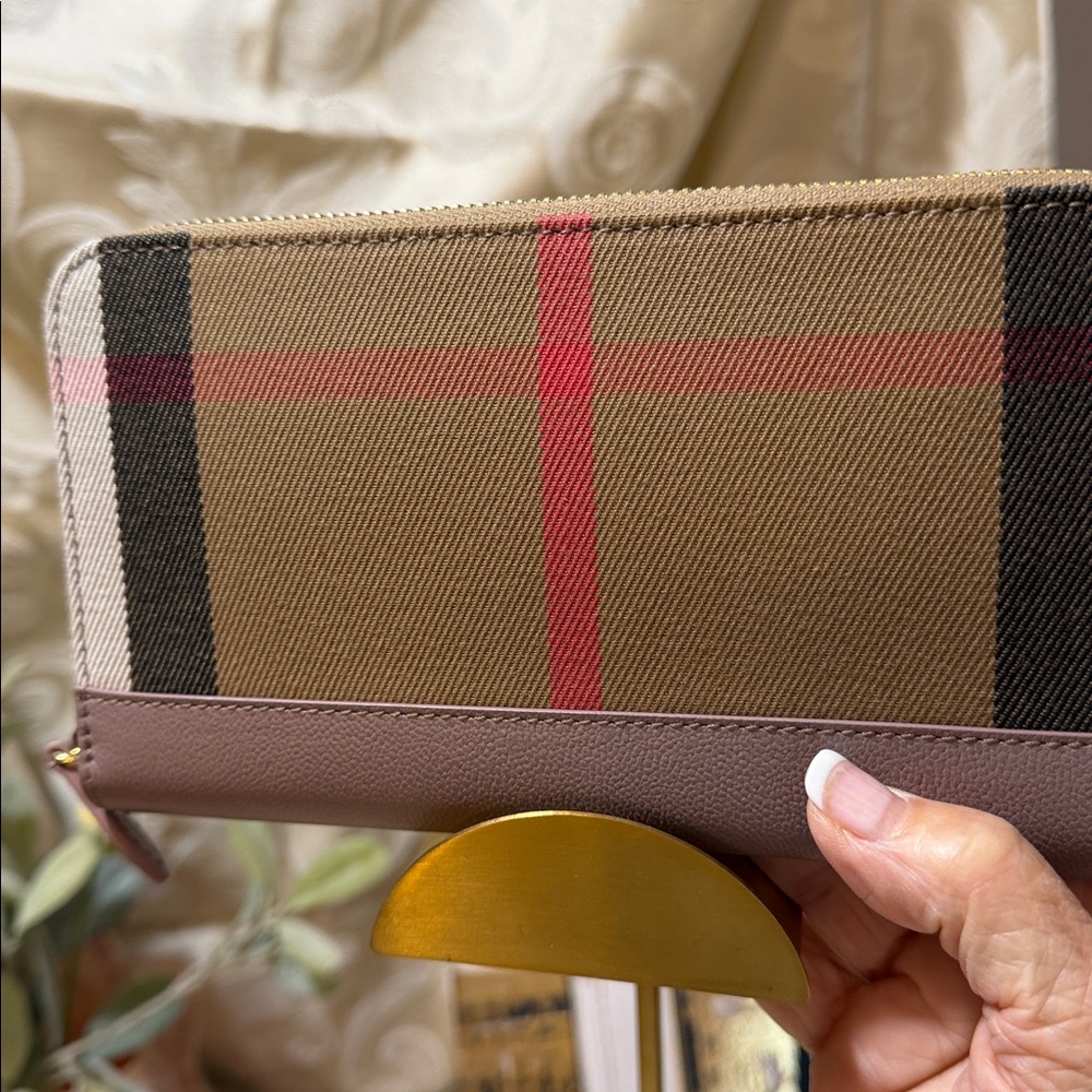 Burberry NEW with original tags, plaid full zip around wallet! $690 Retail - Picture 4 of 16